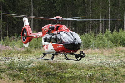 Zwei Tote nach tragischem Unfall: Motorrad geht in Flammen auf -  Am Samstag kam es gegen 11.40 Uhr auf der S 194 zwischen Grillenburg und Naundorf zu einem tödlichen Verkehrsunfall.