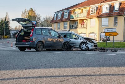 Zwei Verletzte bei heftigem Unfall in Zittau - Die beiden Autos kollideren. Foto: xcitepress/Thomas Baier