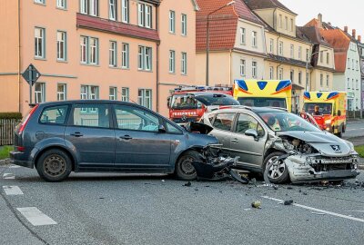 Zwei Verletzte bei heftigem Unfall in Zittau - Unfall an Karfreitag. Foto: xcitepress/Thomas Baier