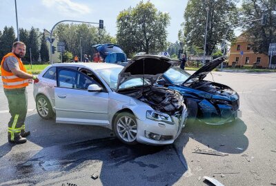 Zwei Verletzte bei Unfall auf sächsischer Bundesstraße - Am Donnerstag kam es gegen 13.20 Uhr zu einem Verkehrsunfall auf einer Kreuzung, bei dem zwei Personen verletzt wurden. Foto: xcitepress/BrLau