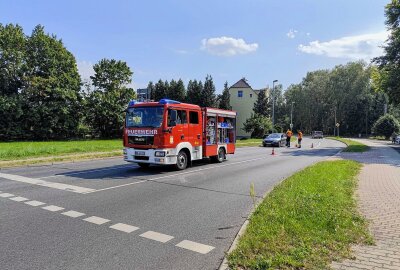 Zwei Verletzte bei Unfall auf sächsischer Bundesstraße - Die Feuerwehr sicherte die Einsatzstelle und stellte den Brandschutz sicher, zudem wurden auslaufende Betriebsstoffe aufgenommen. Foto: xcitepress/BrLau