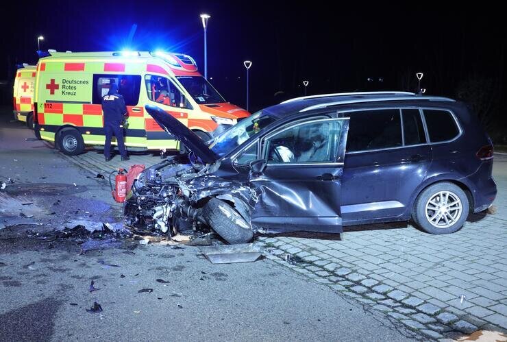 Zwei verletzte Fahrer nach schwerer Kollision in Wilsdruff - Schwere Kollision in Wilsdruff.