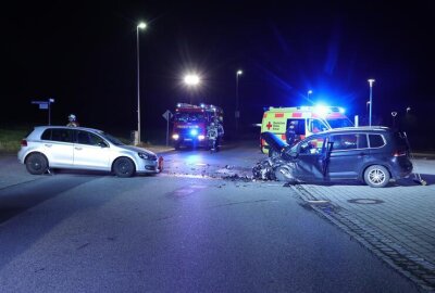 Zwei verletzte Fahrer nach schwerer Kollision in Wilsdruff - Schwere Kollision in Wilsdruff. 