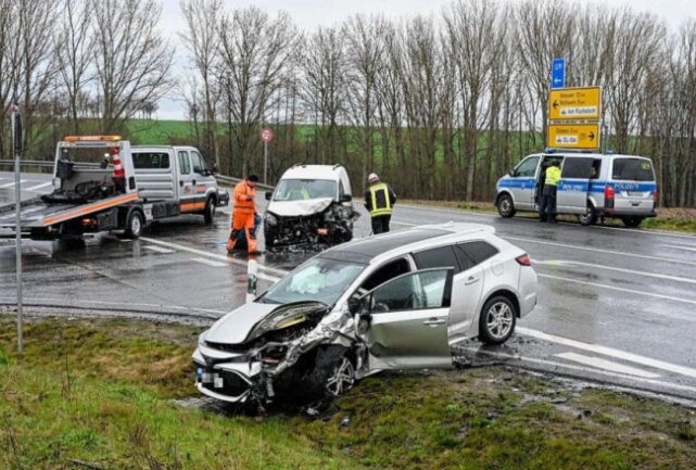 Zwei Verletzte Nach Frontalcrash Auf Der B175