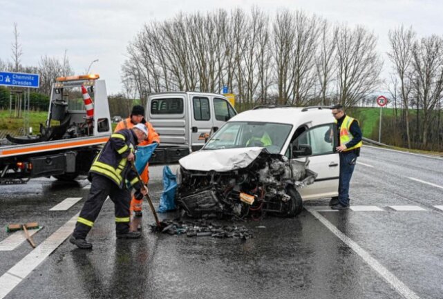 Zwei Verletzte Nach Frontalcrash Auf Der B175