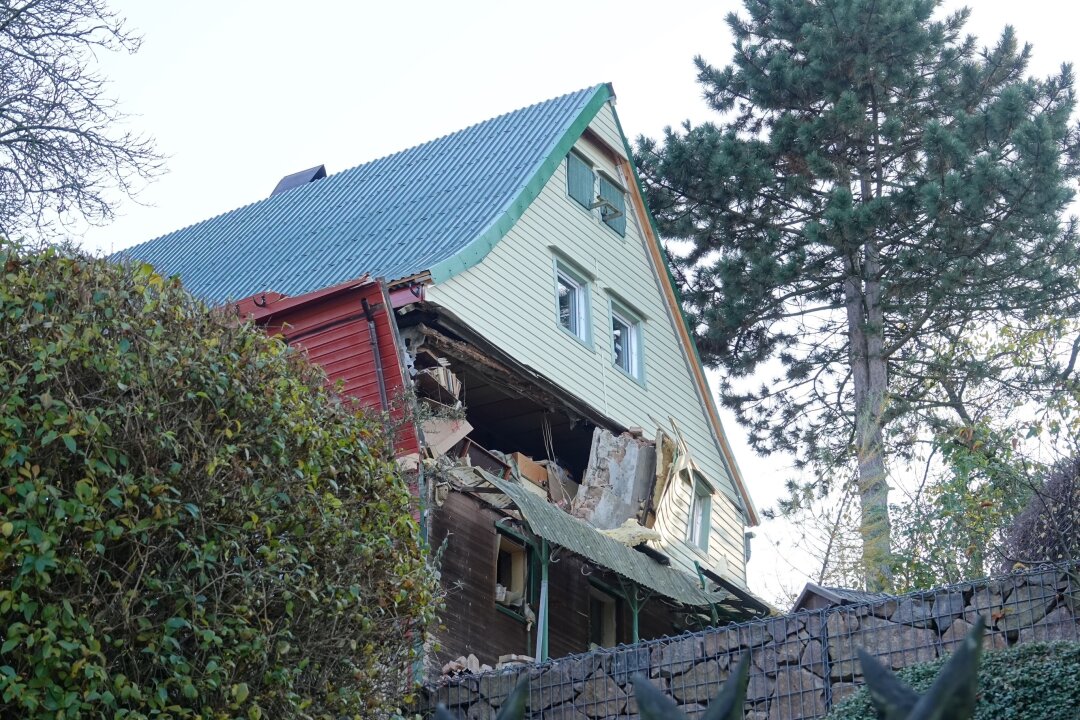 Zwei Verletzte Personen nach Explosion in Einfamilienhaus - Am Sonntag kam es gegen 14.15 Uhr an der Obernaundorfer Straße in Freital zu einer Explosion in einem Wohnhaus. 