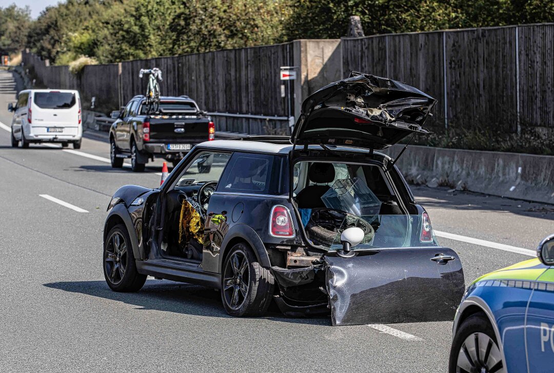 Zwei Verletzte und kilometerlanger Stau nach Unfall auf A72 - Die Autobahn wurde bei Plauen abgeleitet. Foto Igor Pastierovic