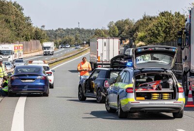 Zwei Verletzte und kilometerlanger Stau nach Unfall auf A72 - Die Autobahn wurde bei Plauen abgeleitet. Foto Igor Pastierovic