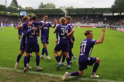 Zweite Niederlage in Folge: FC Erzgebirge Aue zieht gegen Hansa den Kürzeren - Aue jubelt nachdem 1-0.