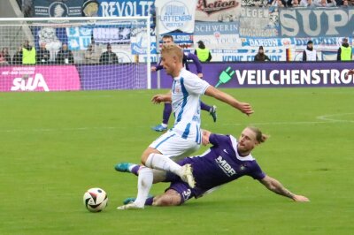 Zweite Niederlage in Folge: FC Erzgebirge Aue zieht gegen Hansa den Kürzeren - Marvin Stefaniak hier im Zweikampf.