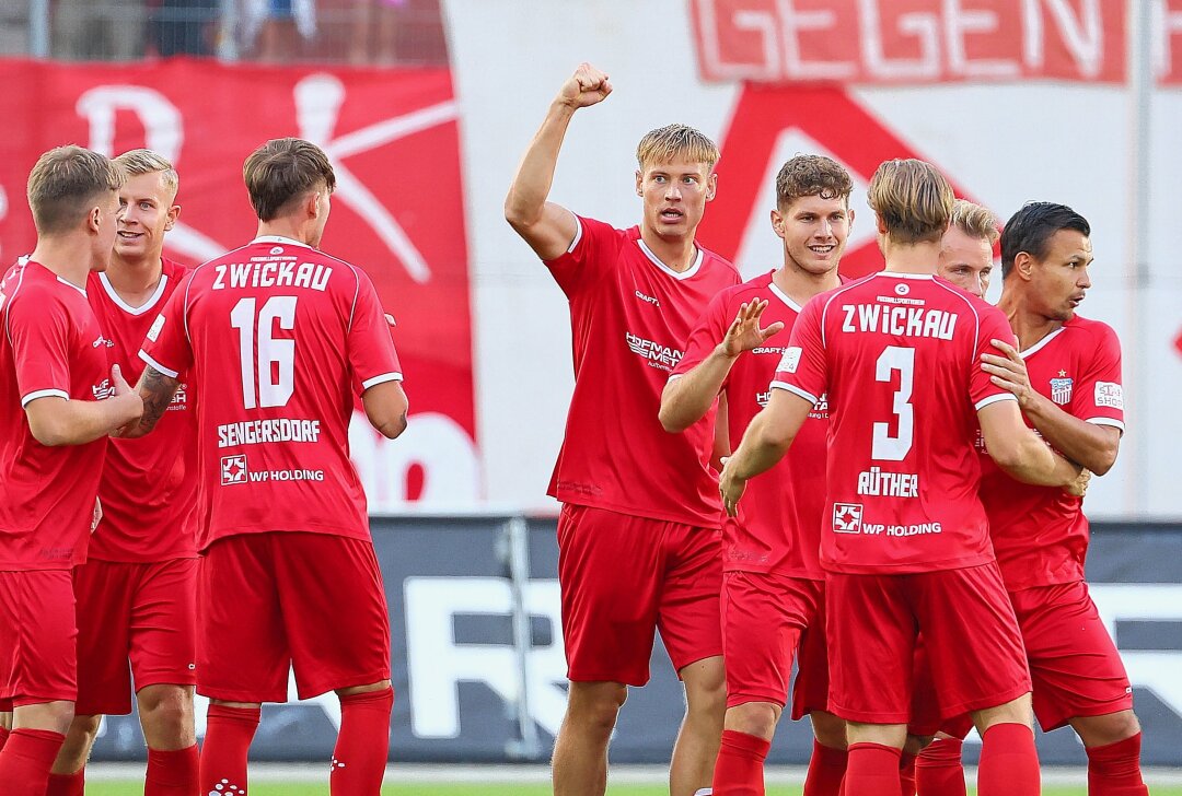 Zwickau gewinnt "kleines Derby" gegen Plauen - Tor für Zwickau: Felix Pilger (29, Zwickau) trifft zum 1:0 und jubelt mit den Teamkollegen. Foto: picture point