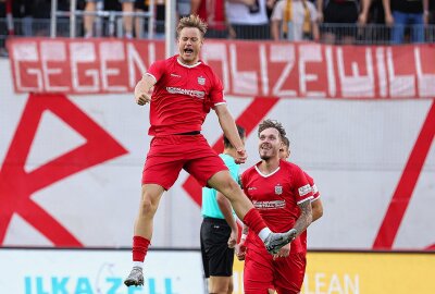 Zwickau gewinnt "kleines Derby" gegen Plauen - Tor für Zwickau: Felix Pilger (29, Zwickau) trifft zum 1:0 und jubelt. Foto: picture point