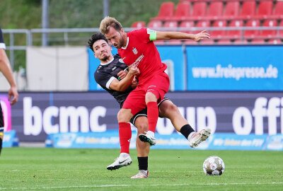 Zwickau gewinnt "kleines Derby" gegen Plauen - Mike Könnecke / Koennecke (13, Zwickau), Daniel Heinrich ( 4, Plauen). Foto: picture point