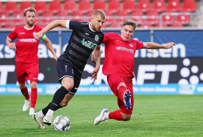 Zwickau gewinnt "kleines Derby" gegen Plauen - Johann Martynets ( 9, Plauen), Kilian Senkbeil (4, Zwickau). Foto: picture point