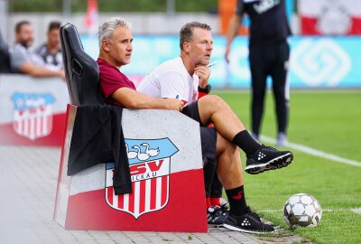 Zwickau gewinnt "kleines Derby" gegen Plauen - Co-Trainer Daniel Rupf, FSV Zwickau, Trainer Rico Schmitt, FSV Zwickau. Foto: picture point