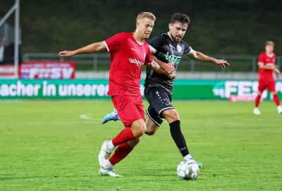 Zwickau gewinnt "kleines Derby" gegen Plauen - Maximilian Somnitz (8, Zwickau), Andi Brahaj ( 34, Plauen). Foto: picture point