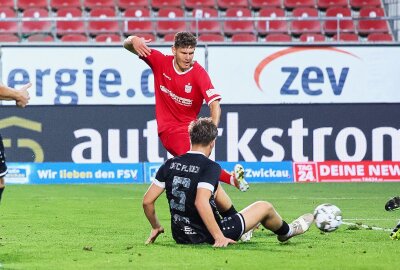 Zwickau gewinnt "kleines Derby" gegen Plauen - Tor für Zwickau: Jahn Herrmann ( 10, Zwickau) trifft zum 2:0. Foto: picture point