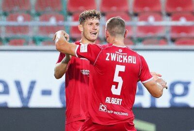 Zwickau gewinnt "kleines Derby" gegen Plauen - Tor für Zwickau: Jahn Herrmann ( 10, Zwickau) trifft zum 2:0 und jubelt mit den Teamkollegen. Lucas Albert (5, Zwickau). Foto: picture point