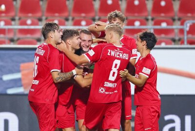 Zwickau gewinnt "kleines Derby" gegen Plauen - Tor für Zwickau: Jahn Herrmann ( 10, Zwickau) trifft zum 2:0 und jubelt mit den Teamkollegen. Foto: picture point