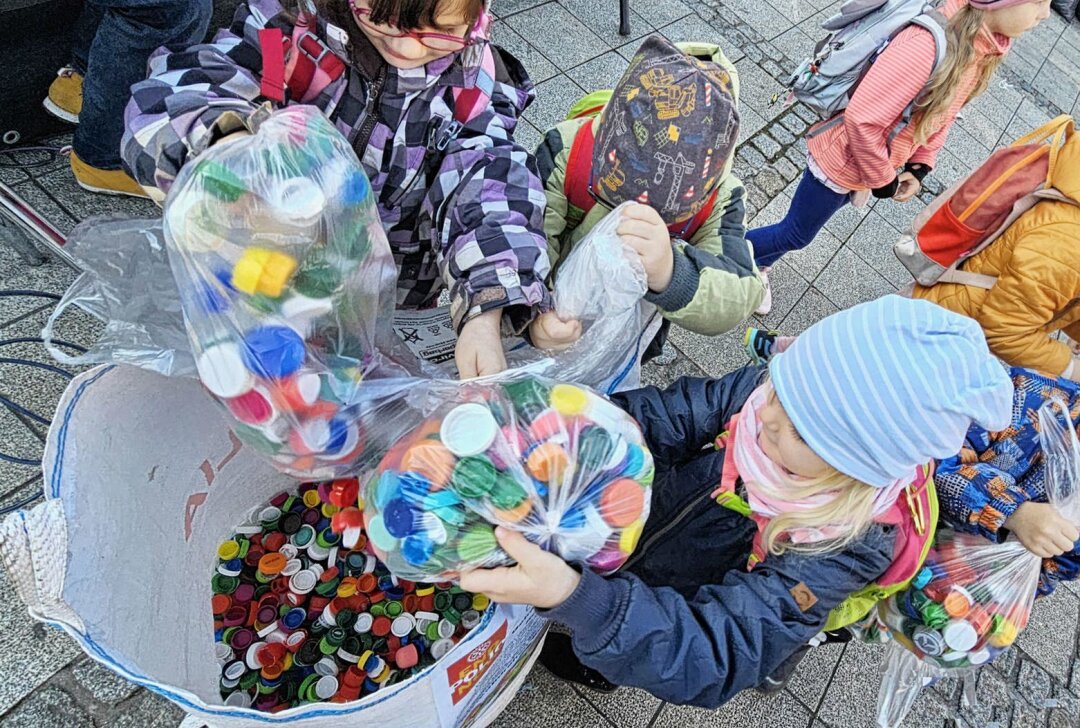 Zwickauer Aktion am Weltpolio-Tag: Plastikdeckel gegen das Virus - Alle Deckel kommen in einen großen Transportsack. Foto: Reinke, H. Fr. / Stadt Zwickau