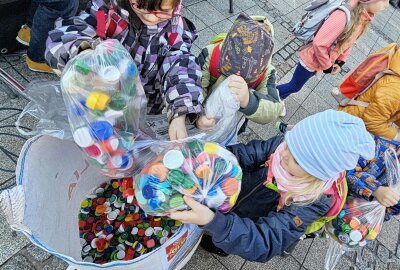 Zwickauer Aktion am Weltpolio-Tag: Plastikdeckel gegen das Virus - Alle Deckel kommen in einen großen Transportsack. Foto: Reinke, H. Fr. / Stadt Zwickau