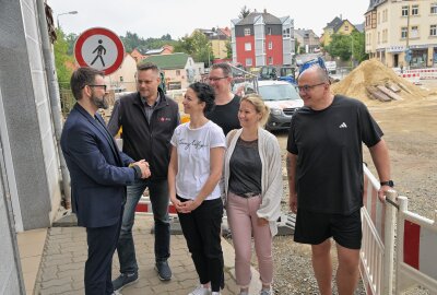 Zwickauer Energieversorgung unterstützt betroffene Händler - Dominik Wirth, Kaufmännischer Geschäftsführer der ZEV (li.) mit Gewerbetreibenden im Stadtteil Oberplanitz. Foto: Ralf Wendland