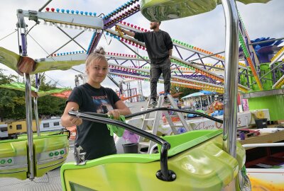 Zwickauer Herbstvolksfest startet: Das erwartet Besucher - Das Zwickauer Herbstvolksfest auf dem Platz der Völkerfreundschaft geht bis 13. Oktober - im Bild: Vanessa Berger am Fahrgeschäft Flying Queens. Foto: Ralf Wendland