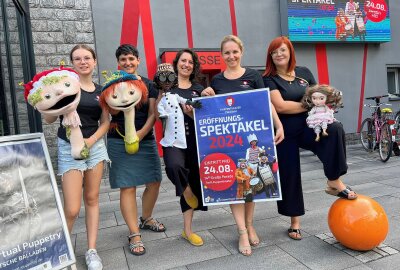 Zwickauer Puppentheater eröffnet neue Spielzeit mit Parade und Magie - Janice Burk , Yvonne Hoffmann, Dominique Suhr, Monika Gerboc und Jessica Rückert (v.l.) freuen sich auf die Parade. Foto: Ludmila Thiele