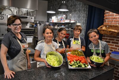 Zwickauer Wohnungsbaugenossenschaft bietet hochkarätigen Ferienspaß - Nadja Spengler bereitet mit Amely, Amy, Linus und Niels Gemüse zu.  Foto: Jürgen Sorge