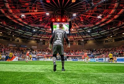 Zwickaus Stadthalle wird Fußballarena: Alle Infos zum ZEV-Hallenmasters 2025 - Die Stadthalle wird beim Turnier zur Fußballarena. Foto: Krauß Event/Fabian Noack