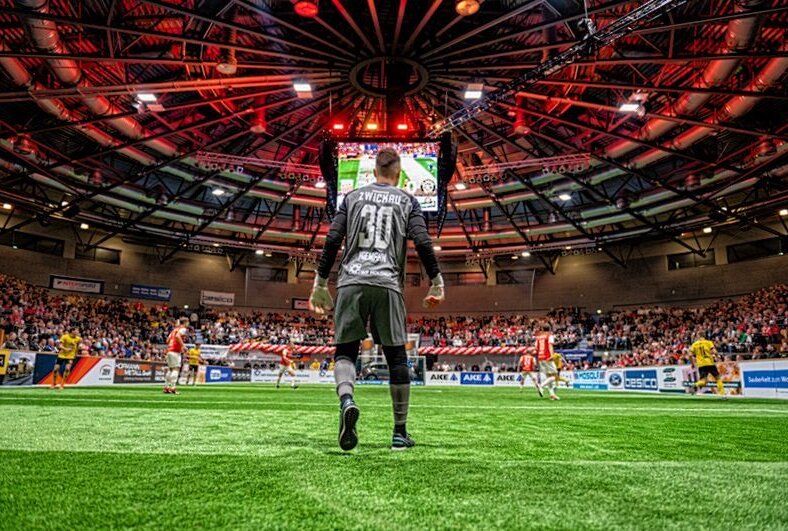 Zwickaus Stadthalle wird Fußballarena: Alle Infos zum ZEV-Hallenmasters 2025 - Die Stadthalle wird beim Turnier zur Fußballarena. Foto: Krauß Event/Fabian Noack