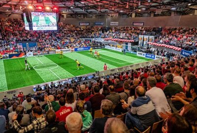 Zwickaus Stadthalle wird Fußballarena: Alle Infos zum ZEV-Hallenmasters 2025 - Die Zuschauer werden wie in den vergangenen Jahren viele Spiele zwischen bekannten Teams erleben. Foto: Krauß Event/Fabian Noack