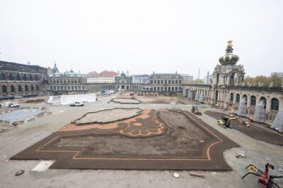 Zwingerbauhütte in Dresden feiert 100. Geburtstag - Baufahrzeuge stehen im Dresdner Zwinger vor dem sanierten Glockenspielpavillon.