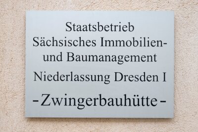 Zwingerbauhütte in Dresden feiert 100. Geburtstag - Eine Plakette mit der Aufschrift „Zwingerbauhütte“. 