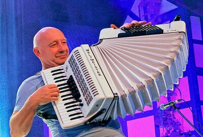 Zwischen Baustellen-Führungen, spektakulären Kraftakten und Tanzparty: so wird das Adorfer Stadtfest - Die Band Karo liefert den Sound zur Tanz-Party im Festzelt. Foto: Thomas Voigt 