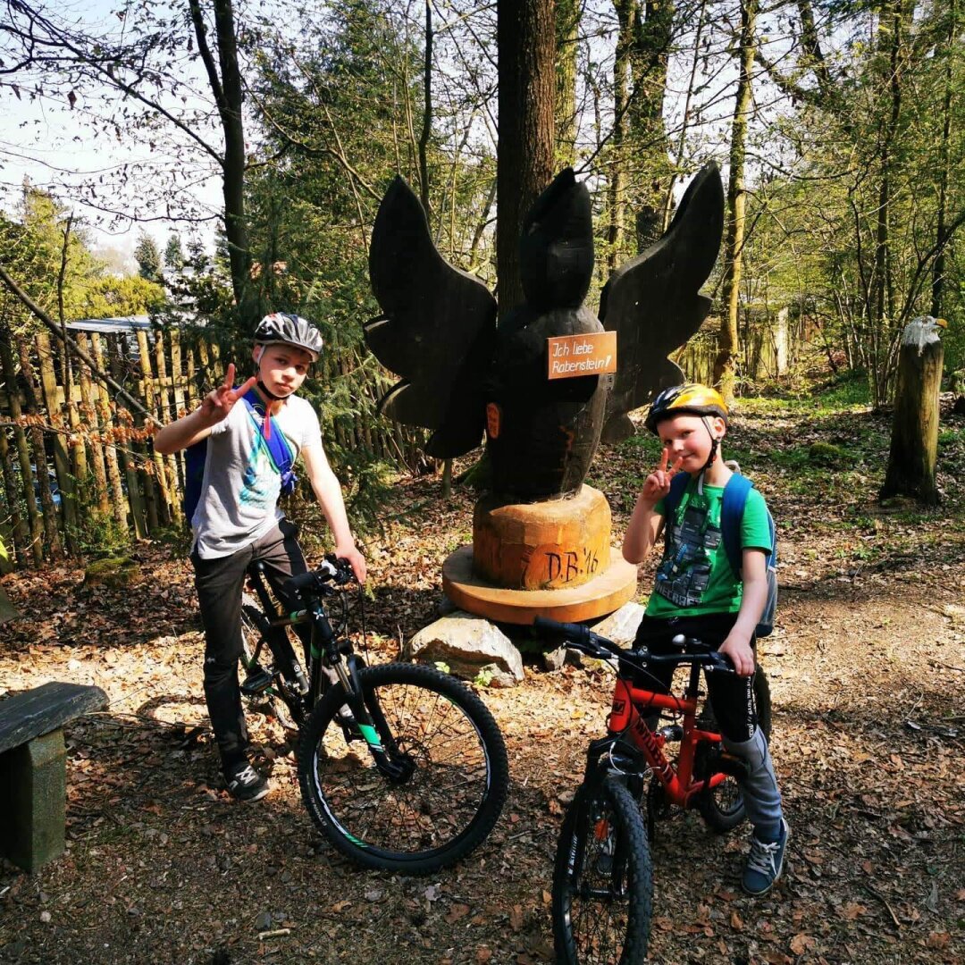 Ach da waren sie noch so klein. Aber auch jetzt geht nichts ohne Fahrrad.