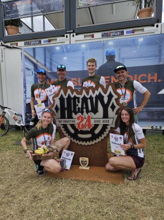 Hey, wir sind das Team r2-bike.com MNT CREW GM-Raceline, genauer gesagt: Anna, Maik, Rico, Daniel, Ruben und Theresa. Wir sind bereits 2023 beim Heavy24 gestartet und konnten in diesem Jahr nach einem harten Kampf mit 63 Teamrunden unseren Titel im 6er Mix Wettbewerb verteidigen. Trotz gesundheitlicher Probleme und einer Defekthexe zeigten alle eine konstante und starke Leistung auf dem Rad, wor&uuml;ber wir sehr stolz sind. Dank unserer Betreuer waren wir rundum bestens umsorgt und letztendlich hat der Zusammenhalt zum Sieg gef&uuml;hrt. Wie sagt man so sch&ouml;n? Teamwork makes the dream work!