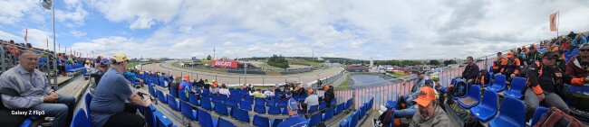 Ein Panoramabild von der KTM Trib&uuml;ne (T9) zum Motorrad Grand Prix Deutschland auf dem Sachsenring 2024