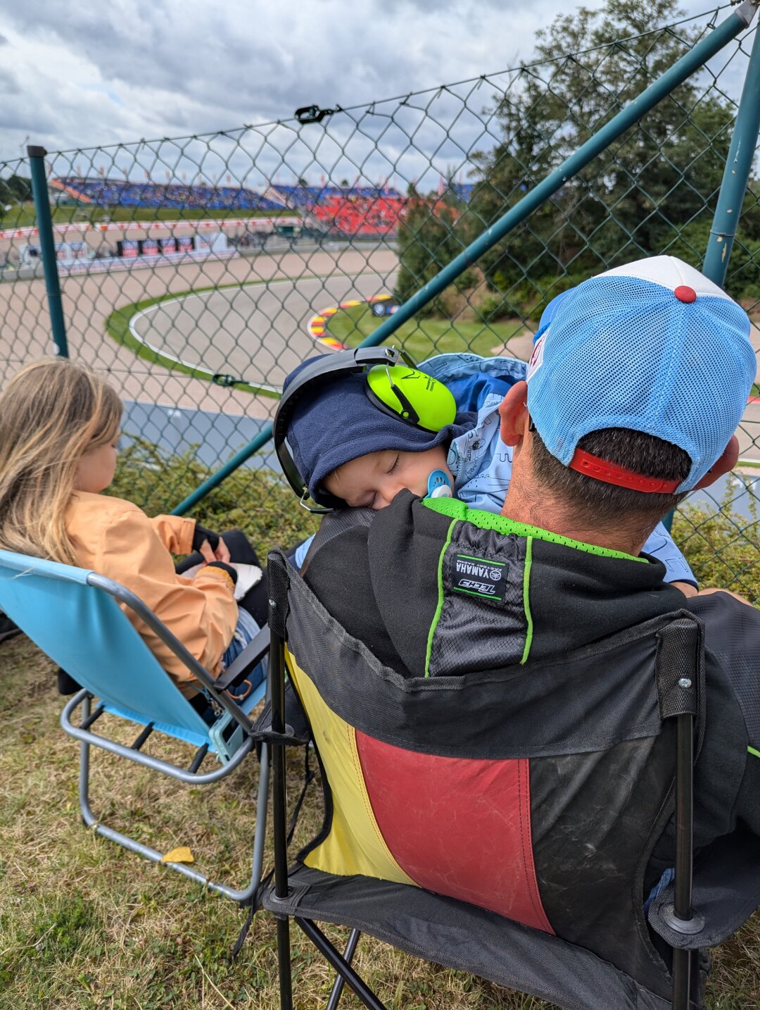 Bei uns kommt die ganze Familie mit zur MotoGP. W&auml;hrend wir Erwachsenen und die gro&szlig;en Kinder flei&szlig;ig schauen, verschl&auml;ft unser kleinster Leonard (11 Monate), dass ganz tolle Event. Sachsenring geht also auch mit Baby.