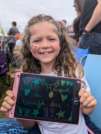 Leonie m&ouml;chte ihren Marc Marquez unbedingt anfeuern. Wir sind uns sicher, dass er das Schild gesehen hat und deshalb ein Klasse Rennen geliefert hat&#x1f44d