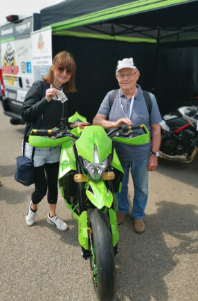 Mein lieber Papi ist ein riesengro&szlig;er Motorrad-Fan und kennt den Sachsenring noch aus DDR-Zeiten. Er wohnt nicht in der N&auml;he und war seitdem auch nicht wieder dort. Da er sich immer f&uuml;r alles zu alt f&uuml;hlt, war ein Besuch beim Sachsenring undenkbar. Ich war bislang immer alleine beim MotoGP, meist als flei&szlig;iges Bienchen zum Helfen. Dieses Jahr habe ich Karten geschenkt bekommen &#x1f60a und verfallen sollte das 2. Ticket keineswegs &#x1f609. Papi: &quot;Ich bin 80, der &Auml;lteste dort, das wird doch nichts...&quot;. Schauen Sie selbst - es war ein unvergesslich sch&ouml;nes Wochenende mit Papi auf dem Sachsenring &#x1f3cd???&#x1f62e, verbunden mit traumhaften Geschichten aus Papi's Kindheit vor Jahrzehnten auf dem Sachsenring &#x1f49d&#x1f64f&#x1f970.