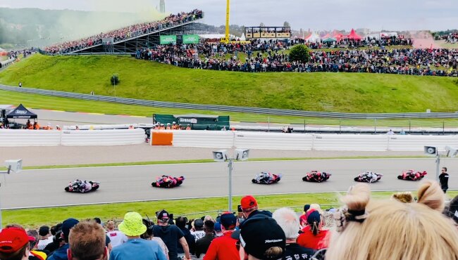 Wenn das Rennen gestartet ist.. die Motoren dr&ouml;hnen.. die Menschen auf den Trib&uuml;nen singen und feiern.. Das ist einfach nur Wow.. der absolute G&auml;nsehautmomement! Unbeschreiblich!