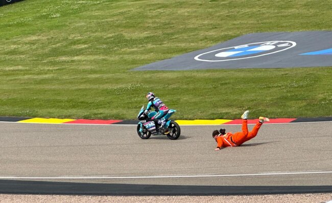 Als Streckenposten auf dem Sachsenring habe ich das gro&szlig;e Privileg ganz nah an den Rennmaschinen zu sein, so auch mein Sachsenring-Moment beim anschieben von David Alonso nach seinem Sieg