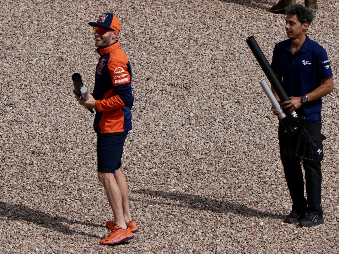 Brad beim verteilen von tshirts  an der Ktm Trib&uuml;ne