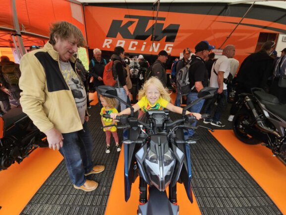 Meine 4-j&auml;hrigen Zwillingsm&auml;dchen bei ihrem ersten Besuch auf dem Sachsenring.