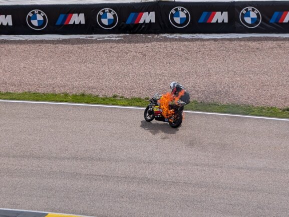 Schrecksekunde im Northern Talent Cup am Sonntag. Zum Gl&uuml;ck konnte der Fahrer und das Motorrad schnell gel&ouml;scht werden