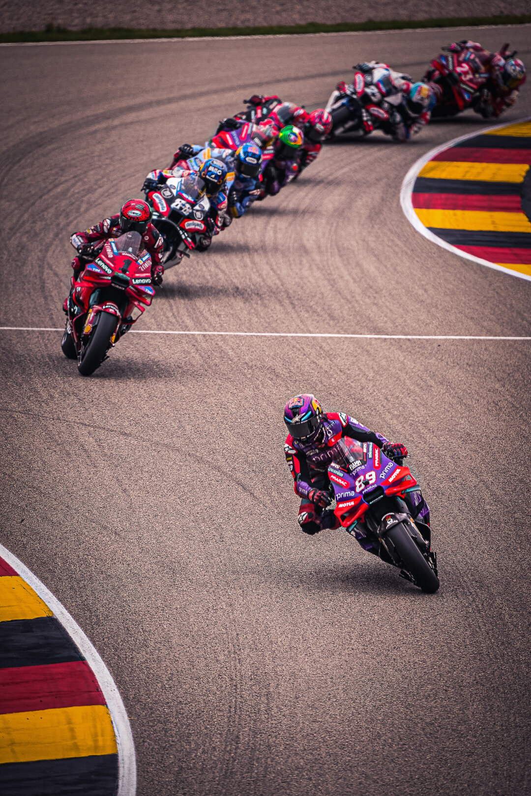 Jorge Martin f&uuml;hrt das Feld nach dem Start ins Omega