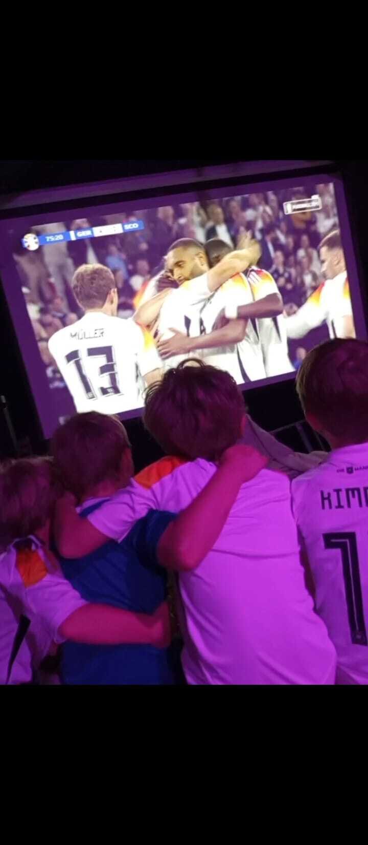 Meine 13 j&auml;hrige Tochter hat diesen wundersch&ouml;nen Moment  beim Spiel Deutschland gegen Schottland festgehalten.