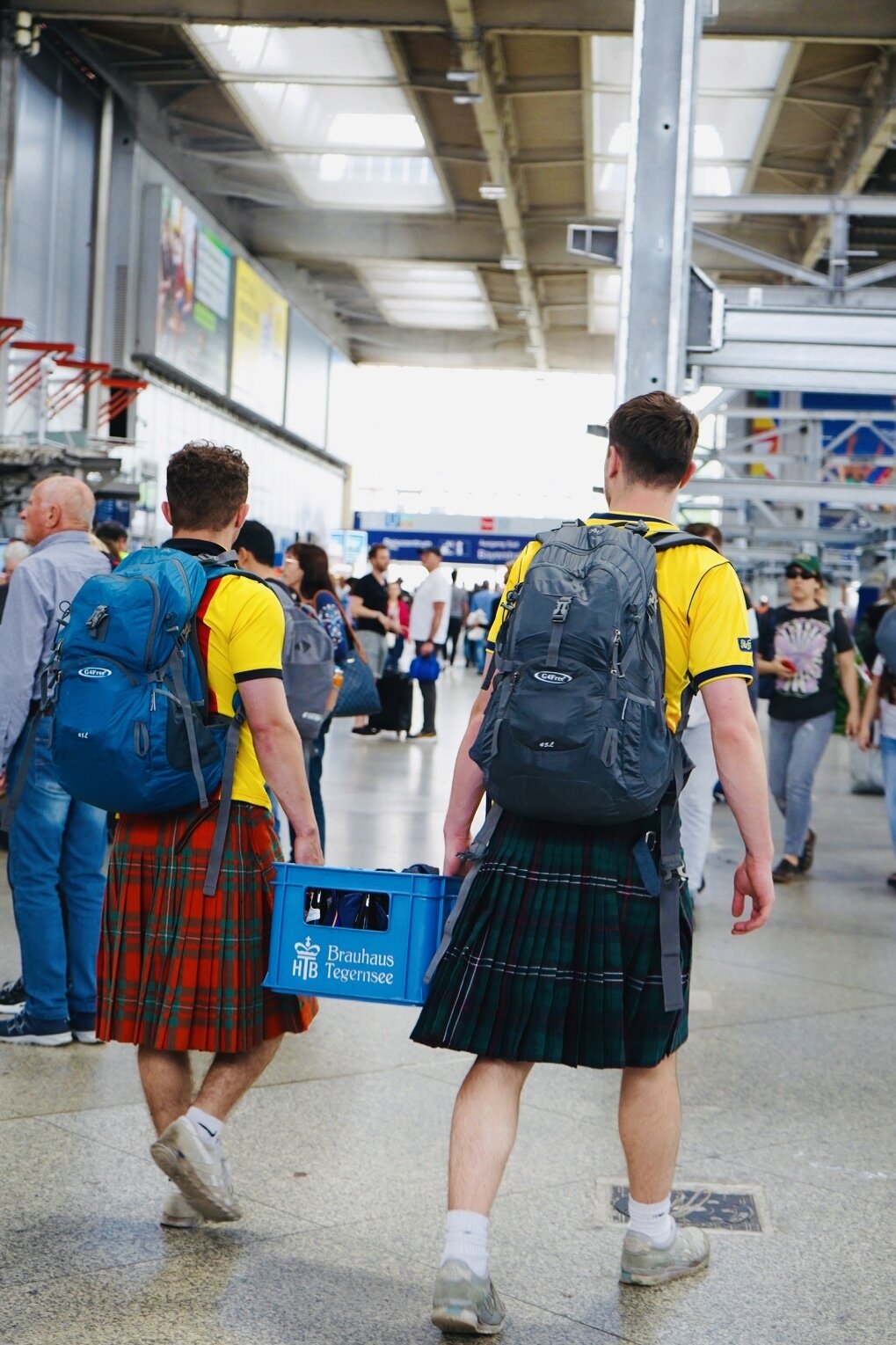 Einen guten Biergeschmack haben sie, die Schotten. Abreise mit Tegernsee Bier, der schottischen Fans am M&uuml;nchner Hauptbahnhof nach der 5:1 Niederlage gegen Deutschland.