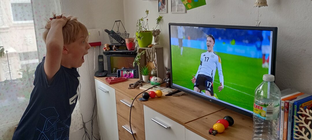 Auch Niklas ist jetzt wie das passende EM Lied &quot;ON FIRE&quot; er ist Fussball Fan Tag ein, Tag aus und die ganze Familie ist dabei. Wir dr&uuml;cken der Deutschen Nationalmannschaft die Daumen am Freitag. #ihrschafftdas